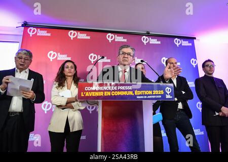 Il fondatore del partito di sinistra francese la France Insoumise (LFI) Jean-Luc Melenchon parla accanto al deputato francese e presidente del gruppo "la France insoumise - Nouveau Front Populaire" Mathilde Panot, deputato francese per il partito di sinistra "la France insoumise" e la coalizione di sinistra "NFP" Clemence Guette, deputato francese, membro del partito "la France insoumise" e del partito di sinistra "la Coquertist e della coalizione di sinistra Eric Coquertist" e del comitato di sinistra "Coquertist Finanza. deputato francese per il gruppo "la France insoumise - Nouveau Front Populaire" all'Assemblea Nazionale Manuel Bompard, deputato francese e membro di "la France insoumise" le Foto Stock