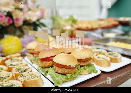 Ambiente professionale con vari antipasti e piatti al tavolo durante il banchetto Foto Stock