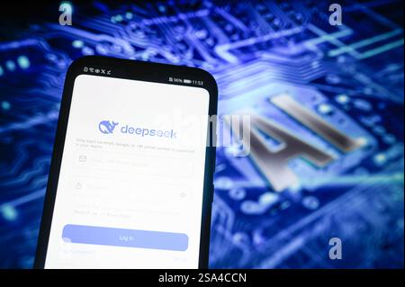 Polonia. 28 gennaio 2025. In questa immagine, l'app Deepseek viene visualizzata su uno smartphone con il simbolo ai sullo sfondo. (Foto di Omar Marques/SOPA Images/Sipa USA) *** esclusivamente per notizie editoriali *** credito: SIPA USA/Alamy Live News Foto Stock