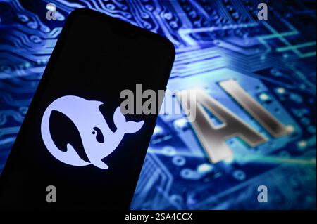 Polonia. 28 gennaio 2025. In questa immagine, il logo Deepseek viene visualizzato su uno smartphone con il simbolo ai sullo sfondo. (Foto di Omar Marques/SOPA Images/Sipa USA) *** esclusivamente per notizie editoriali *** credito: SIPA USA/Alamy Live News Foto Stock