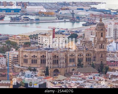 Vista aerea del restauro del tetto della cattedrale di Málaga in Spagna Foto Stock