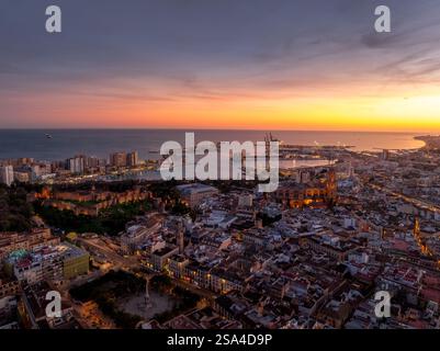 Vista aerea del centro storico e del porto di Malaga, cattedrale con cielo colorato al tramonto Foto Stock