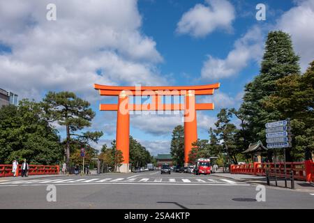 Santuario Heian-Jingu Grand Torii a Kyoto in Giappone Foto Stock