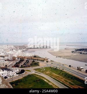 Blick auf die Flussmündung des Bou-Regreg, collega Rabat, rechts Salé, Marokko 1959. Vista della foce del fiume Bou Regreg, Rabat a sinistra, Salé a destra, Marocco 1959. Foto Stock