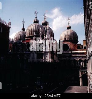 Der Arco Foscari mit der Scala dei Gianti im Innenhof des Dogenpalastes von Venedig, im Hintergrund die Kuppeln des Markusdoms, 1956. L'Arco Foscari con la Scala dei Gianti nel cortile del Palazzo Ducale di Venezia, sullo sfondo le cupole della Basilica di San Marco, 1956. Foto Stock
