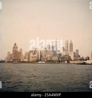Blick auf die Skyline von Manhattan am Zusammenfluss von Hudson und East River, New York 1962. Veduta dello skyline di Manhattan alla confluenza dei fiumi Hudson e East, New York 1962. Foto Stock