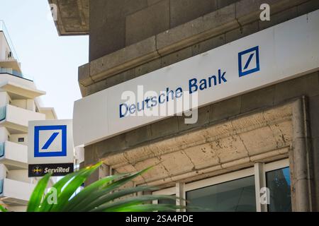 Spagna, Santa Cruz - 1 novembre 2023: Logo Deutsche Bank su un edificio Foto Stock