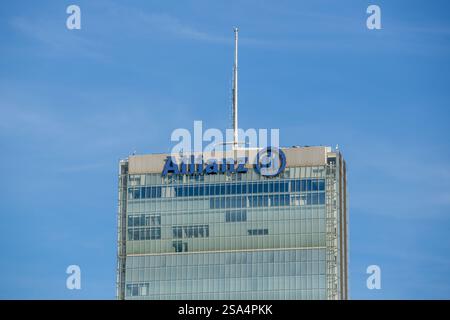 Italia, Milano - 13 maggio 2022: Logo Allianz, società finanziaria e assicurativa tedesca sull'edificio della sede centrale Foto Stock