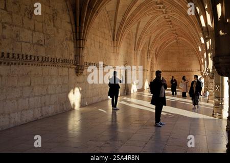 Visitatori nel chiostro del monastero di Jerónimos. Belém.Lisbon.Portogallo Foto Stock