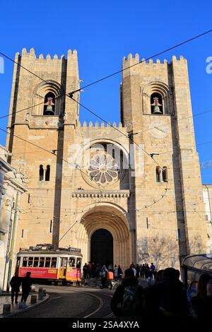 Cattedrale di Lisbona (sé) del XII secolo con tram tradizionale in primo piano. Lisbona. Portogallo Foto Stock