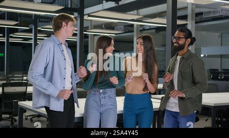 Uomini d'affari multietnici felici donne d'affari che ballano insieme in ufficio lavoro gioioso allegro e diversificato uomini di squadra donne colleghi colleghi Foto Stock