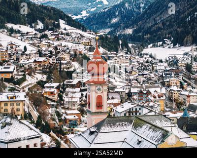 Veduta aerea del paese di Ortisei ricoperto di neve, all'interno delle Dolomiti, nel nord Italia Foto Stock