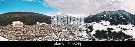 Panorama aereo del paese di Ortisei ricoperto di neve, tra le Dolomiti, nel nord Italia Foto Stock