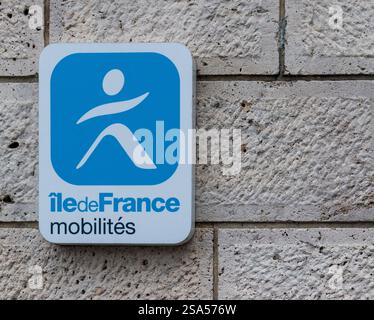 Parigi, Francia - 01 25 2025 : il logo di Ile de France Mobility, un ente pubblico locale designato come ente organizzatore per la mobilità in Foto Stock