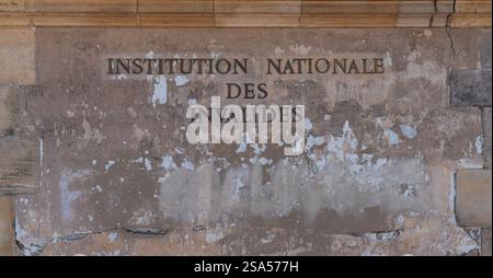 Parigi, Francia - 01 27 2024 : vecchia iscrizione sul muro all'ingresso dell'Institution nationale des Invalides Foto Stock