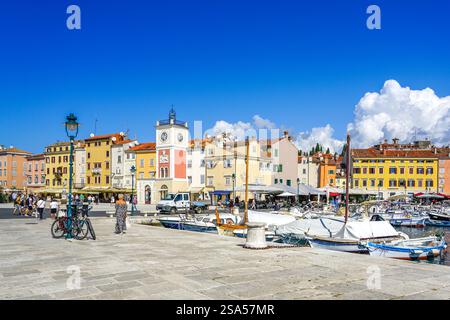 Rovigno, Croazia - 25 settembre 2024: Piazza principale di Rovigno con torre dell'orologio ed edifici storici Foto Stock