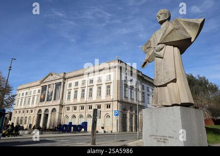 La statua dell'ex vescovo di Porto Antonio Ferreira Gomes con il Museo di storia naturale e Scienza dell'Università di Porto sullo sfondo.Porto.Portogallo Foto Stock