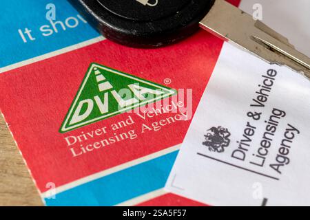 Londra. REGNO UNITO- 01.24.2025. Primo piano del cartello e del logo per l'agenzia governativa per le licenze dei conducenti e dei veicoli. Foto Stock