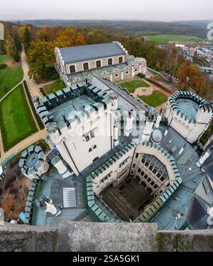 Vista aerea del castello di Hluboka nella Repubblica Ceca, che mette in risalto il tetto e l'area circostante. Questo incredibile monumento è un capolavoro del neogotico Foto Stock