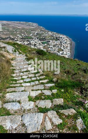 Vista dall'antica Thira su Kamari e sul Mar Egeo a Santorini, Grecia. Un sito storico con splendidi paesaggi costieri e vulcanici. Foto Stock