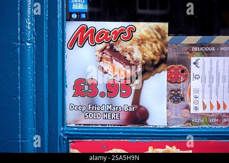 Deep Fried Mars Bar venduto qui insegna a Edimburgo, Scozia, Regno Unito. Foto Stock