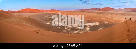Immagine panoramica di Sossusvlei vista dalla Duna 45, con impronte sul crinale della duna, Parco Nazionale, Namibia, Africa. Foto Stock