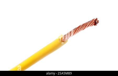 Cavo elettrico spelato giallo su sfondo bianco Foto Stock
