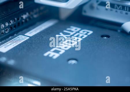 Vista ravvicinata di una scheda grafica moderna che ne mette in risalto il design potente Foto Stock