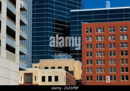 Primo piano di un gruppo di edifici di diverse forme e dimensioni nel centro di Tulsa, Oklahoma, Stati Uniti Foto Stock