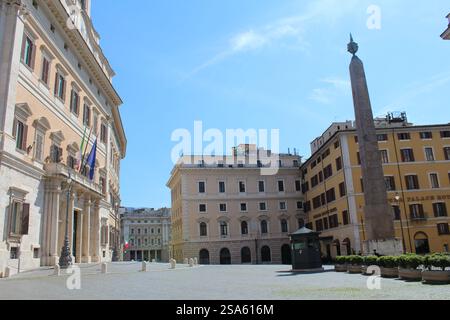 Palazzo Montecitorio a Roma, sede della camera dei deputati italiana, caratterizzato da un'elegante architettura barocca e da un significato storico. Foto Stock