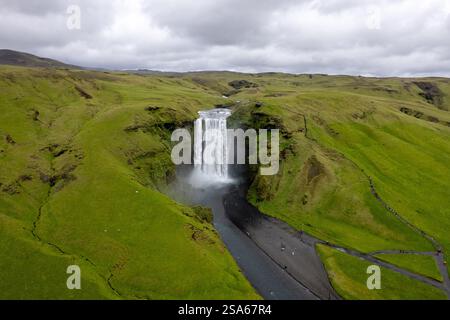 Cascata panoramica cascata Skogafoss in Islanda tra lussureggianti paesaggi islandesi verdi in una giornata ricoperta nell'area del cerchio d'Oro Foto Stock