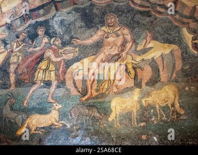 Polifemo riceve una tazza di vino da Ulisse, mosaico romano nella Villa Romana del Casale, Piazza Armerina, Sicilia, Italia Foto Stock
