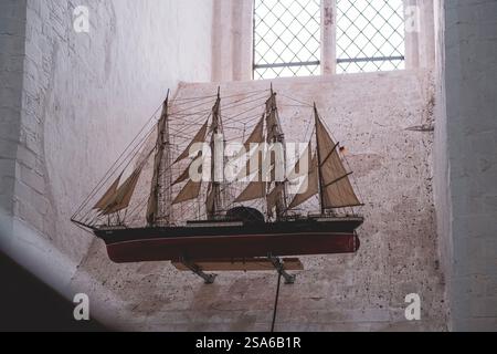 Modello della nave Pamir alla St. Jakobikirche a Lübeck, Germania. L'ultima nave a vela che girava intorno a Capo Horn, affondò al largo delle Azzorre nel 1957. Foto Stock