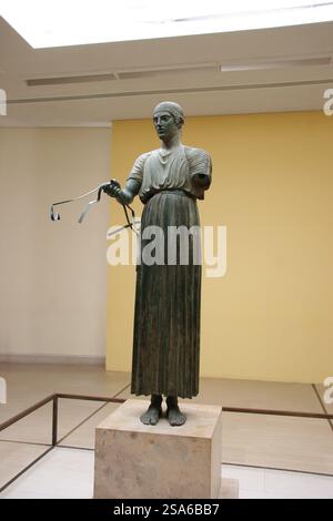 Carotaggio di Delfi. Scultura in bronzo. c. 478 a.C. Santuario di Apollo. Delfi. Museo archeologico di Delfi. Grecia. Foto Stock