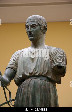 Carotaggio di Delfi. Scultura in bronzo. c. 478 a.C. Santuario di Apollo. Delfi. Museo archeologico di Delfi. Grecia. Foto Stock