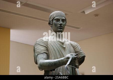 Carotaggio di Delfi. Scultura in bronzo. c. 478 a.C. Santuario di Apollo. Delfi. Museo archeologico di Delfi. Grecia. Foto Stock