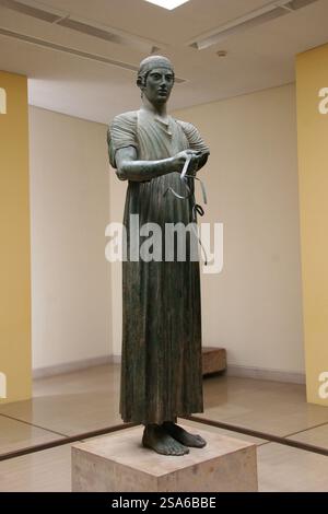 Carotaggio di Delfi. Scultura in bronzo. c. 478 a.C. Santuario di Apollo. Delfi. Museo archeologico di Delfi. Grecia. Foto Stock