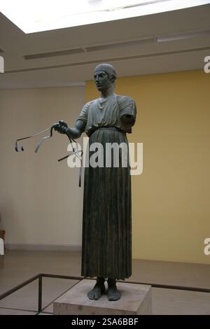 Carotaggio di Delfi. Scultura in bronzo. c. 478 a.C. Santuario di Apollo. Delfi. Museo archeologico di Delfi. Grecia. Foto Stock