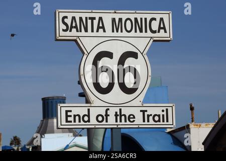 Cartello alla fine della Route 66 Trail, molo di Santa Monica, Los Angeles, Stati Uniti Foto Stock