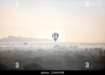 La splendida vista panoramica delle mongolfiere sorvolano Bagan al mattino nebbioso Foto Stock