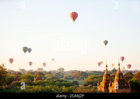 La splendida vista panoramica delle mongolfiere sorvolano migliaia di antiche pagode al mattino a Bagan Myanmar Foto Stock
