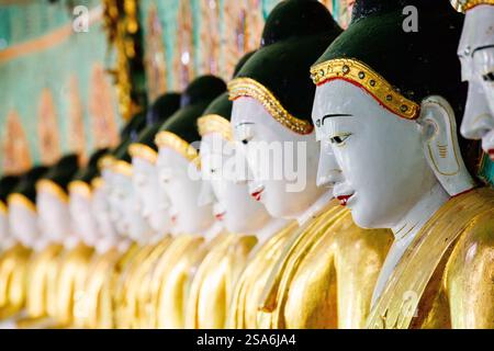 Statue di Buddha all'interno della pagoda U min Thonze a Sagaing Myanmar Foto Stock