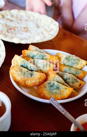 Deliziosi samosa di verdure croccanti e fresche fatte in casa Foto Stock