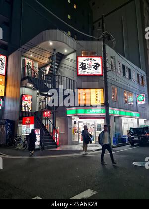 Minimarket Lawson di notte ad Akabane, Tokyo, Giappone Foto Stock