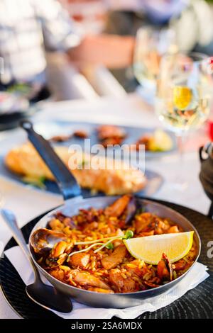 Primo piano di una deliziosa paella di pesce in una paella Foto Stock