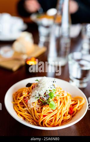 Deliziosi spaghetti bolognesi serviti a pranzo o a cena nel ristorante Foto Stock
