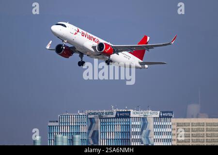Aeroporto internazionale di Los Angeles Aeroporto 1-18-2025 Inglewood, CA USA Avianca Airlines Airbus A320Neo N902AV, partenza da 25R all'aeroporto internazionale di Los Angeles Foto Stock