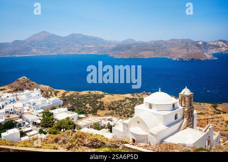 Splendida vista sulla tradizionale chiesa greco-ortodossa dipinta di bianco e sul villaggio Plaka sull'isola di Milos Foto Stock