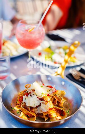 Deliziosi spaghetti bolognesi serviti a pranzo o a cena nel ristorante Foto Stock