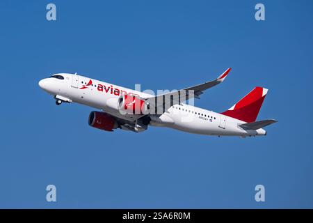 Aeroporto internazionale di Los Angeles Aeroporto 1-18-2025 Inglewood, CA USA Avianca Airlines Airbus A320Neo N902AV, partenza da 25R all'aeroporto internazionale di Los Angeles Foto Stock
